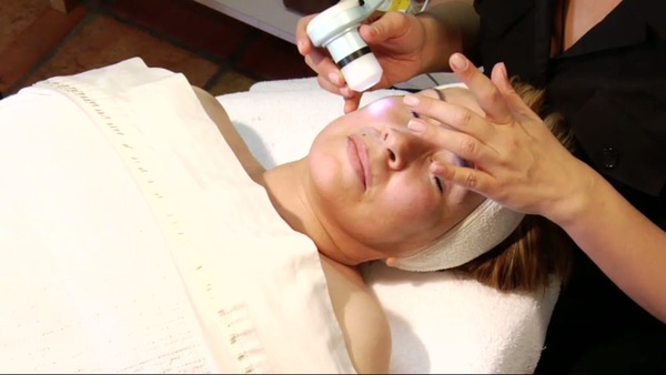 Wood's lamp skin analysis for oil and hydration: anti-aging esthetician class for combination skin professional spa protocol.